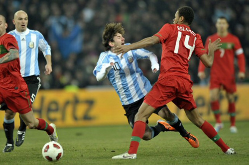10일 (한국시각) 스위스 제네바 스타디움에서 열린 아르헨티나-포르투갈 친선전, 아르헨티나의 메시(왼쪽)기 포르투갈의 롤란도와 볼다툼을 하고 있다.