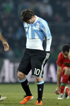 10일 (한국시각) 스위스 제네바 스타디움에서 열린 아르헨티나-포르투갈 친선전, 아르헨티나의 메시가 고개숙인채 걸어가고 있다.