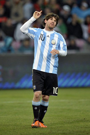 10일 (한국시각) 스위스 제네바 스타디움에서 열린 아르헨티나-포르투갈 친선전, 아르헨티나의 리오넬 메시가 페널티킥으로 득점 한뒤 기뻐하고 있다.