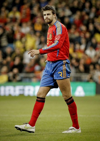 10일 (한국시각) 스페인 마드리드 산티아구 베르나베우 스타디움에서 열린 스페인-콜롬비아 친선전, 스페인 수비수 피케가 걷고 있다. 이날 경기는  스페인의 다비드 실바의 골로 1대0 승리했다.
