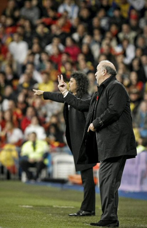 10일 (한국시각) 스위스 제네바 스타디움에서 열린 아르헨티나-포르투갈 친선전, 빈센테 델 보스케 스페인 감독(오른쪽)과 알바레즈 콜롬비아 감독이 나란히 선수들을 향해 지시하고 있다.