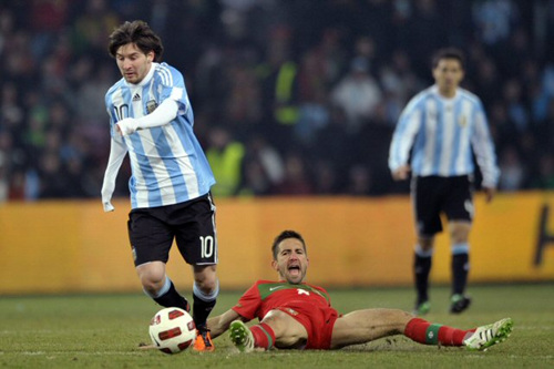 10일 (한국시각) 스위스 제네바 스타디움에서 열린 아르헨티나-포르투갈 친선전, 아르헨티나의 메시(왼쪽)기 포르투갈의 주앙 무티뉴를 제치고 드리블하고 있다.