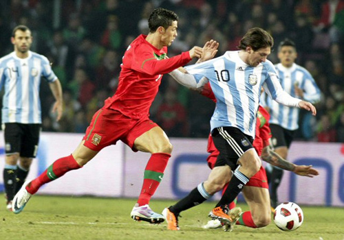 10일 (한국시각) 스위스 제네바 스타디움에서 열린 아르헨티나-포르투갈 친선전, 아르헨티나의 메시(오른쪽)와 포르투갈의 호날두가 볼다툼을 벌이고 있다.