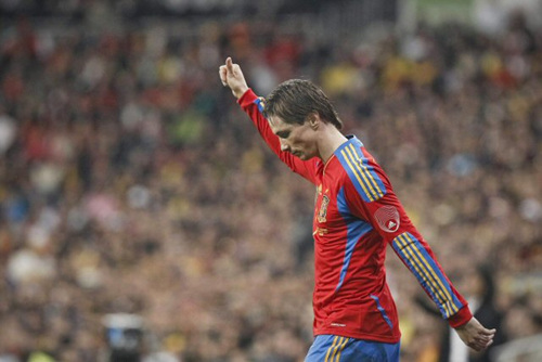 10일 (한국시각) 스페인 마드리드 산티아구 베르나베우 스타디움에서 열린 스페인-콜롬비아 친선전, 스페인의 페르난도 토레스가 엄지손가락을 치켜들고 있다.