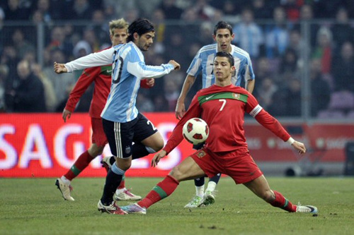 10일 (한국시각) 스위스 제네바 스타디움에서 열린 아르헨티나-포르투갈 친선전, 아르헨티나 바네가가 드리블하는 가운데 포르투갈의 호날두가 막으려하고 있다.