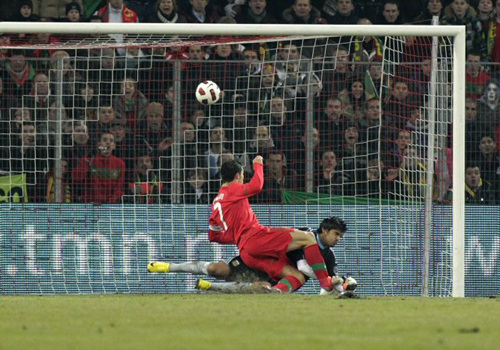 10일 (한국시각) 스위스 제네바 스타디움에서 열린 아르헨티나-포르투갈 친선전, 포르투갈의 크리스티아누 호날두가 전반 21분 골을 성공시키고 있다.