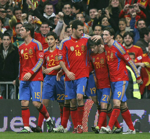 10일 (한국시각) 스페인 마드리드 산티아구 베르나베우 스타디움에서 열린 스페인-콜롬비아 친선전, 스페인의 다비드 실바(오른쪽에서 두 번째)가 골을 넣은 뒤 동료들과 기뻐하고 있다.
