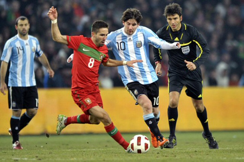 10일 (한국시각) 스위스 제네바 스타디움에서 열린 아르헨티나-포르투갈 친선전, 아르헨티나의 리오넬 메시(가운데)가 포르투갈 벨로소와 볼다툼을 벌이고 있다.