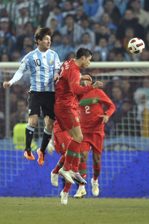 10일 (한국시각) 스위스 제네바 스타디움에서 열린 아르헨티나-포르투갈 친선전, 아르헨티나의 메시(왼쪽)와 포르투갈의 호날두가 볼다툼을 벌이고 있다. 이날 경기는 메시의 페널티킥으로 아르헨티나가 2대1로 승리했다.
