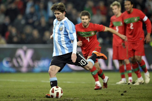 10일 (한국시각) 스위스 제네바 스타디움에서 열린 아르헨티나-포르투갈 친선전, 아르헨티나의 리오넬 메시가 페널티킥으로 득점하고 있다. 이날 경기는 2대1로 아르헨티나의 승리로 돌아갔다.