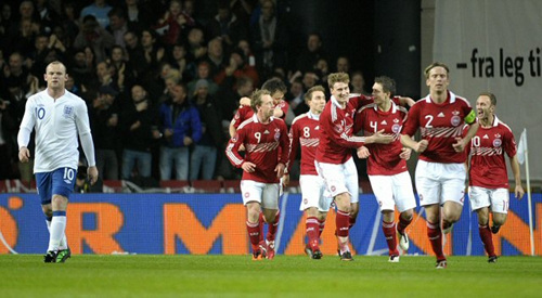 10일(한국시각) 덴마크 코펜하겐에서 열린 덴마크-잉글랜드 A매치 경기, 덴마크 득점 후 잉글랜드 웨인 루니(왼쪽)가 씁쓸한 표정으로 그라운드를 나서고 있다.