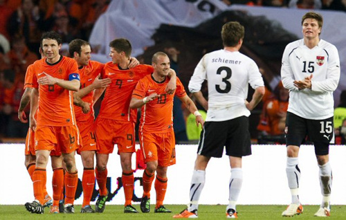10일(한국시각) 네덜란드 에인트호벤에서 열린 네덜란드-오스트리아 A매치 경기 28분 네덜란드 웨슬리 스네이더르(가운데)가 팀의 첫 골을 넣은 뒤 동료들과 기뻐하고 있다.