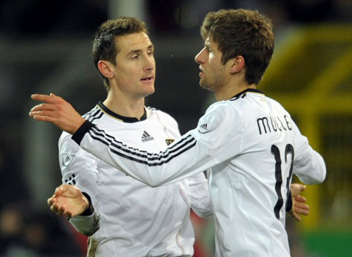10일(한국시각) 독일 도르트문트에서 열린 독일-이탈리아 A매치 경기 16분, 팀의 첫 골을 넣은 토마스 뮐러(오른쪽)에게  클라제가 축하해주고 있다.