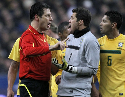 10일(한국시각) 프랑스 파리근교에서 열린 프랑스-브라질 A매치 경기, 브라질 골키퍼 줄리우 세자르(가운데)가 심판에게 항의하고 있다.
