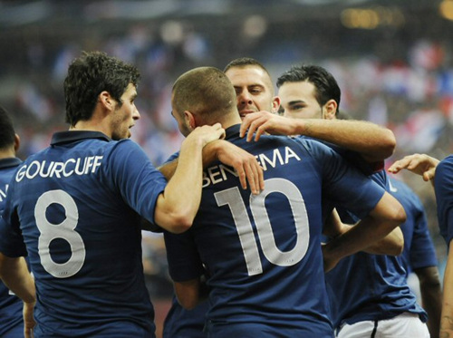 10일(한국시각) 프랑스 파리근교에서 열린 프랑스-브라질 A매치 경기에서 54분 카림 벤제마(프랑스/10번)가 골을 넣은 뒤  동료들과 환호하고 있다. 이날 벤제마의 결승골에 힘입어 프랑스는 1대0으로 승리했다.
