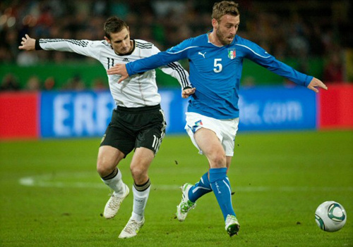 10일(한국시각) 독일 도르트문트에서 열린 독일-이탈리아 A매치 경기, 독일의 클라제(왼쪽)와 오스트리아 로시가 볼다툼을 하고 있다.