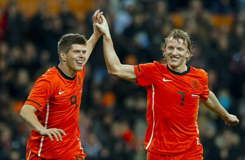10일(한국시각) 네덜란드 에인트호벤에서 열린 네덜란드-오스트리아 A매치 경기 71분 팀의 세 번째 골을 넣은 디르크 카윗(오른쪽)과 동료 클라스 얀 훈텔라르가 손을 맞잡으며 기뻐하고 있다.  3대1 네덜란드 승.