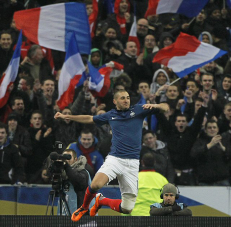 10일(한국시각) 프랑스 파리근교에서 열린 프랑스-브라질 A매치 경기에서 54분 카림 벤제마(프랑스)가 골을 넣은 뒤 국기를 뒤로하고 환호하고 있다. 이날 벤제마의 결승골에 힘입어 프랑스는 1대0으로 승리했다.