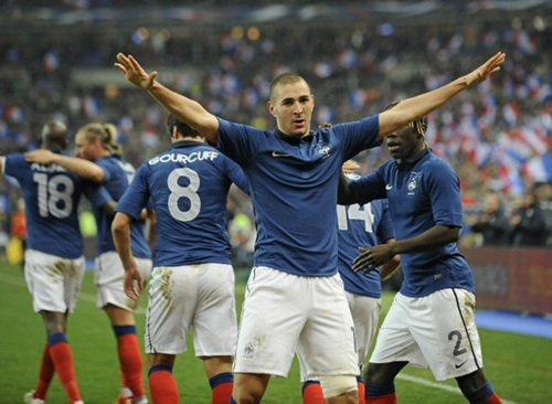 10일(한국시각) 프랑스 파리근교에서 열린 프랑스-브라질 A매치 경기에서 54분 카림 벤제마(프랑스)가 골을 넣은 뒤 환호하고 있다. 이날 벤제마의 결승골에 힘입어 프랑스는 1대0으로 승리했다.