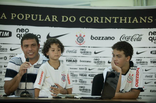 14일(현지시간) 브라질 상파울루 코린치안스 클럽에서 세계적 축구 스타 호나우두(왼쪽)가 아들 알렉스(가운데), 호날드와 함께 은퇴 기자 회견을 하고 있다.