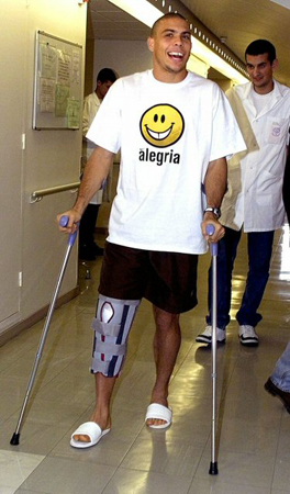 1999년 12월3일 프랑스 파리 피티에 살페트리에르 병원에서 브라질 출신 축구 스타 호나우두가 무릎 수술 재활을 하며 목발을 이용해 걷고 있다.
