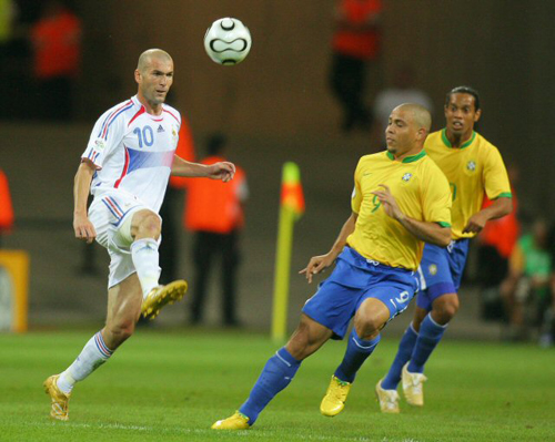 2006년 7월1일 독일 프랑크푸르트에서 열린 독일월드컵 8강 브라질-프랑스 경기, 프랑스 지네딘 지단(왼쪽)과 브라질 호나우두가 볼다툼을 벌이고 있다.