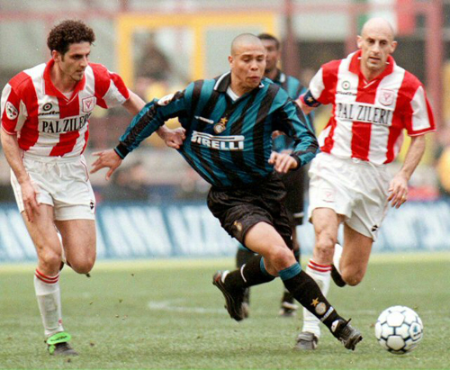 1998년 3월28일 이탈리아 밀라노에서 열린 세리에A 인터밀란-비첸차 경기, 인터밀란 브라질 출신 공격수 호나우두(가운데)가 상대 수비를 뚫고 드리블을 하고 있다.