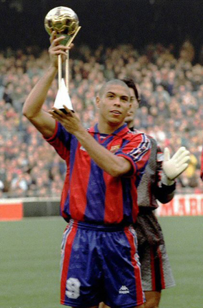 1997년 1월26일 스페인 바르셀로나에서 열린 프리메라리가 FC바르셀로나-라요 발렌카노 경기 전, FC바르셀로나 브라질 출신 공격수 호나우두가 국제축구연맹(FIFA) 선정 올해의 선수상(96년) 트로피를 든 채 기뻐하고 있다.