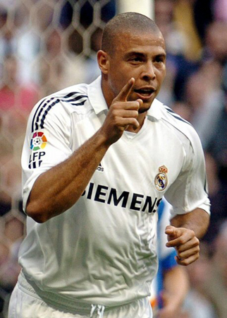 2006년 3월26일 스페인 마드리드에서 열린 프리메라리가 레알 마드리드-데포르티보 경기, 레알 마드리드 브라질 출신 공격수 호나우두가 골을 넣은 후 기뻐하고 있다.