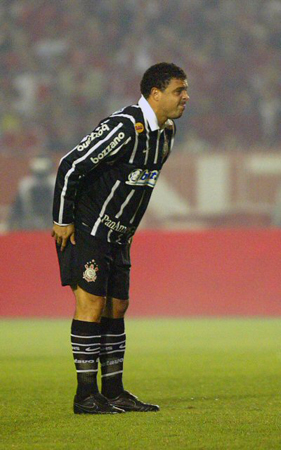 2009년 1월1일 브라질 포르투 알레그레에서 열린 브라질컵 코린티아스-인터나시오날 경기, 코린티아스 공격수 호나우두가 불편한 표정으로 그라운드에 서있다.