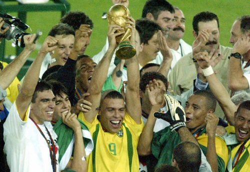 2002년 6월30일 일본 요코하마에서 열린 한일월드컵 결승 브라질-독일 경기 후, 독일을 2대0으로 꺾고 우승을 차지한 브라질의 호나우두가 트로피를 든 채 기뻐하고 있다.