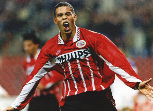 95년 9월26일 네덜란드 에인트호벤에서 열린 유럽축구연맹(UEFA)컵, PSV 에인트호벤 브라질 출신 공격수 호나우두가 팀의 두번째 골을 넣고 기뻐하고 있다