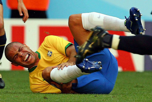 2006년 6월18일 독일 뮌헨에서 열린 독일월드컵 F조 예선 브라질-호주 경기, 브라질 호나우두가 상대 태클에 걸려 고통스러운 표정을 지으며 쓰러져 있다.