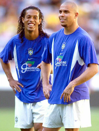 2003년 4월29일 멕시코 과달라하라에서 열린 브라질 축구 대표팀 훈련, 호나우두(오른쪽)와 호나우지뉴가 즐거운 표정으로 대화를 하고 있다.