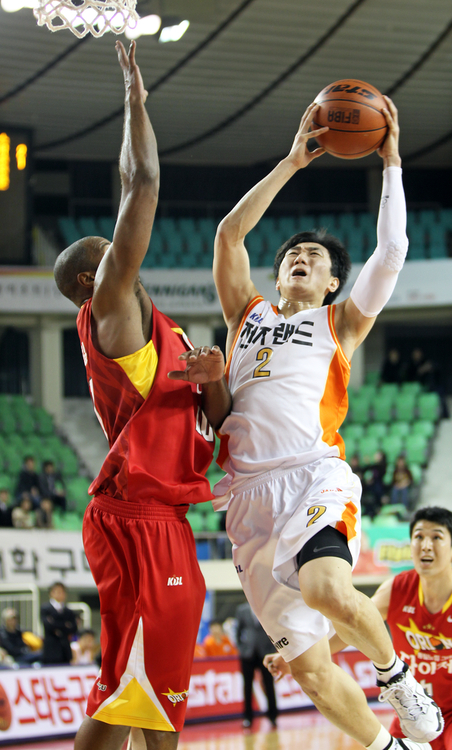 15일 대구실내체육관에서 열린 프로농구 대구 오리온스-인천 전자랜드전에서 전자랜드 정영삼(2번)이 오리온스 맥카스 킬의 마크를 받으며 레이업 슛을 시도하고 있다.