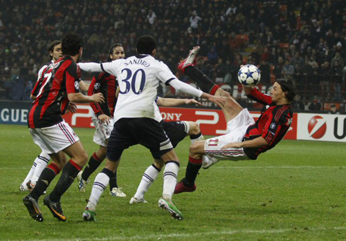 15일(현지시간) 이탈리아 밀라노에서 열린 유럽축구연맹(UEFA) 챔피언스리그 16강 1차전 AC밀란(이탈리아)-토트넘 홋스퍼(잉글랜드) 경기, AC밀란 즐라탄 이브라히모비치가 몸을 날려 슛을 시도하고 있다.