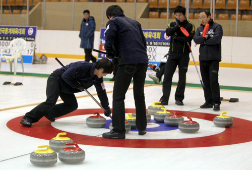 16일 전북 전주시 화산빙상장에서 열린 제92회 전국동계체육대회 컬링 남자 일반부, 경북과 강원 대표 선수들이 경기에 열중하고 있다.