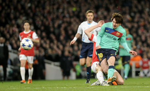 17일(한국시간) 영국 런던 에미레이츠 스타디움에서 열린 2010-2011 UEFA 챔피언스리그 16강 1차전 아스널FC-FC바르셀로나 경기, 바르샤의 리오넬 메시(오른쪽)가 아스널의 로랑 코시엘니를 피해 슛을 시도하고 있다.