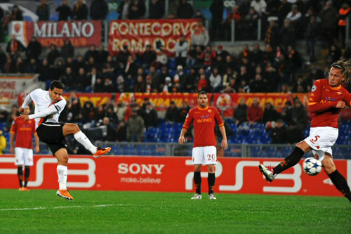 17일(한국시간) 이탈리아 올림피코 스타디움에서 열린 2010-2011 UEFA 챔피언스리그 16강 1차전 AS 로마-샤크타르 도네츠크 경기, 샤크타르 도네츠크의 쟈드슨(왼쪽)이 슛을 시도하고 있다.