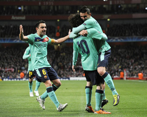 17일(한국시간) 영국 런던 에미레이츠 스타디움에서 열린 2010-2011 UEFA 챔피언스리그 16강 1차전 아스널FC-FC바르셀로나 경기, 바르샤의 다비드 비야(오른쪽)가 첫 골을 성공시킨 뒤 팀 동료 리오넬 메시(가운데)와 사비 에르난데스와 기뻐하고 있다.