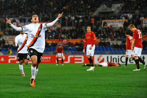17일(한국시간) 이탈리아 올림피코 스타디움에서 열린 2010-2011 UEFA 챔피언스리그 16강 1차전 AS 로마-샤크타르 도네츠크 경기, 샤크타르 도네츠크의 쟈드슨(왼쪽)이 골을 성공시킨뒤 기뻐하고 있다.