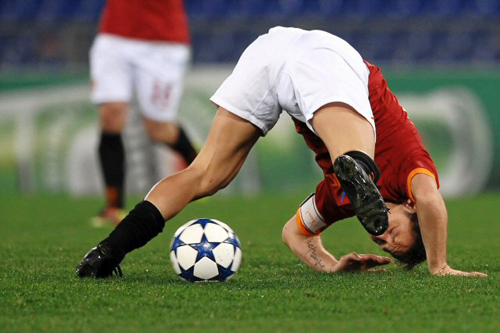 17일(한국시간) 이탈리아 올림피코 스타디움에서 열린 2010-2011 UEFA 챔피언스리그 16강 1차전 AS 로마-샤크타르 도네츠크 경기, AS로마의 프란체스코 토티가 공을 잡으려다 앞으로 넘어지고 있다.
경기는 샤크타르 도네츠크가 AS 로마를 3대 2로 침몰시키는 이변을 연출했다.