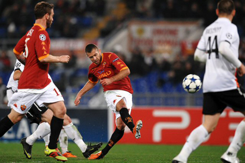 17일(한국시간) 이탈리아 올림피코 스타디움에서 열린 2010-2011 UEFA 챔피언스리그 16강 1차전 AS 로마-샤크타르 도네츠크 경기, AS로마의 제레미 메네즈(가운데)가 팀의 두 번째 골을 시도하고 있다.