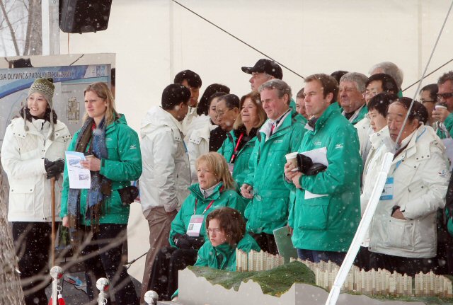 17일 오전 IOC 조사평가위원들이 강원 평창군 대관령면 알펜시아리조트 선수촌 부지를 찾아 유치위가 준비한 프레젠테이션을 듣고 있다.