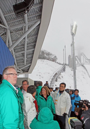 17일 오전 IOC 조사평가위원들이 강원 평창군 대관령면 알펜시아리조트 스키점프대를 찾아 현지실사를 벌이고 있다.