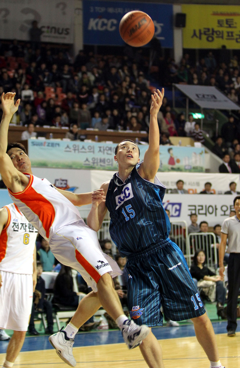 17일 전북 전주실내체육관에서 열린 프로농구 전주 KCC와 인천 전자랜드의 경기에서 KCC 강은식(우측)이 전자랜드 이현호에게 파울하고 있다.