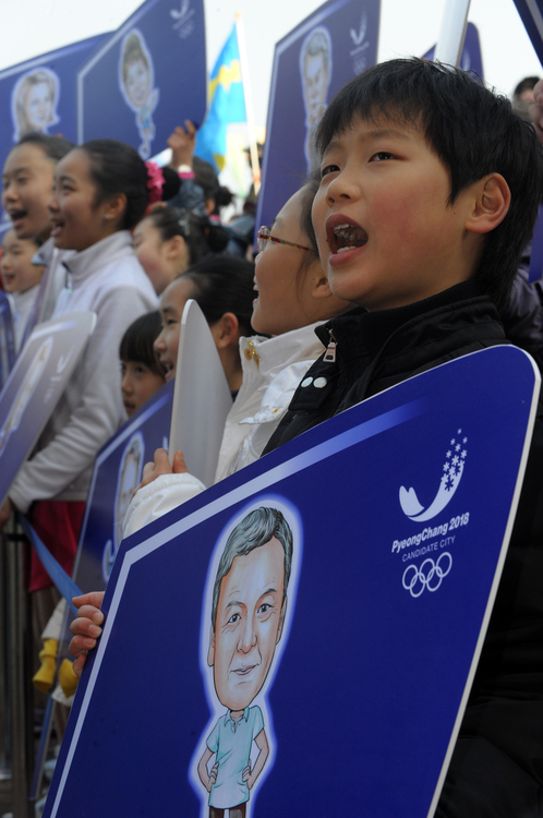 2018 평창동계올림픽에 대한 IOC 조사평가단의 현지실사 사흘째인 18일 강릉빙상장 앞에서 어린이들이 평가단을 환영하고 있다.
