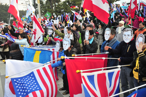 2018 평창동계올림픽에 대한 IOC 조사평가단의 현지실사 사흘째인 18일 강릉 경포해변에서 주민들이 깃발을 흔들며 평가단을 환영하고 있다.