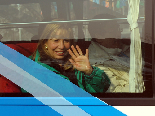 2018 평창동계올림픽에 대한 IOC 조사평가단의 현지실사 사흘째인 18일 평가위원들이 버스를 타고 이동하다 주민들의 환영 인파에 손을 들어 인사하고 있다.