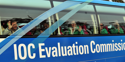 2018 평창동계올림픽에 대한 IOC 조사평가단의 현지실사 사흘째인 18일 평가위원들이 버스를 타고 이동하다 주민들의 환영 인파에 손을 들어 인사하고 있다.